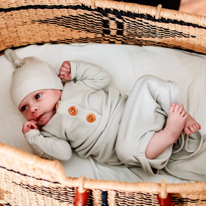 Newborn knotted gown and hat set hotsell